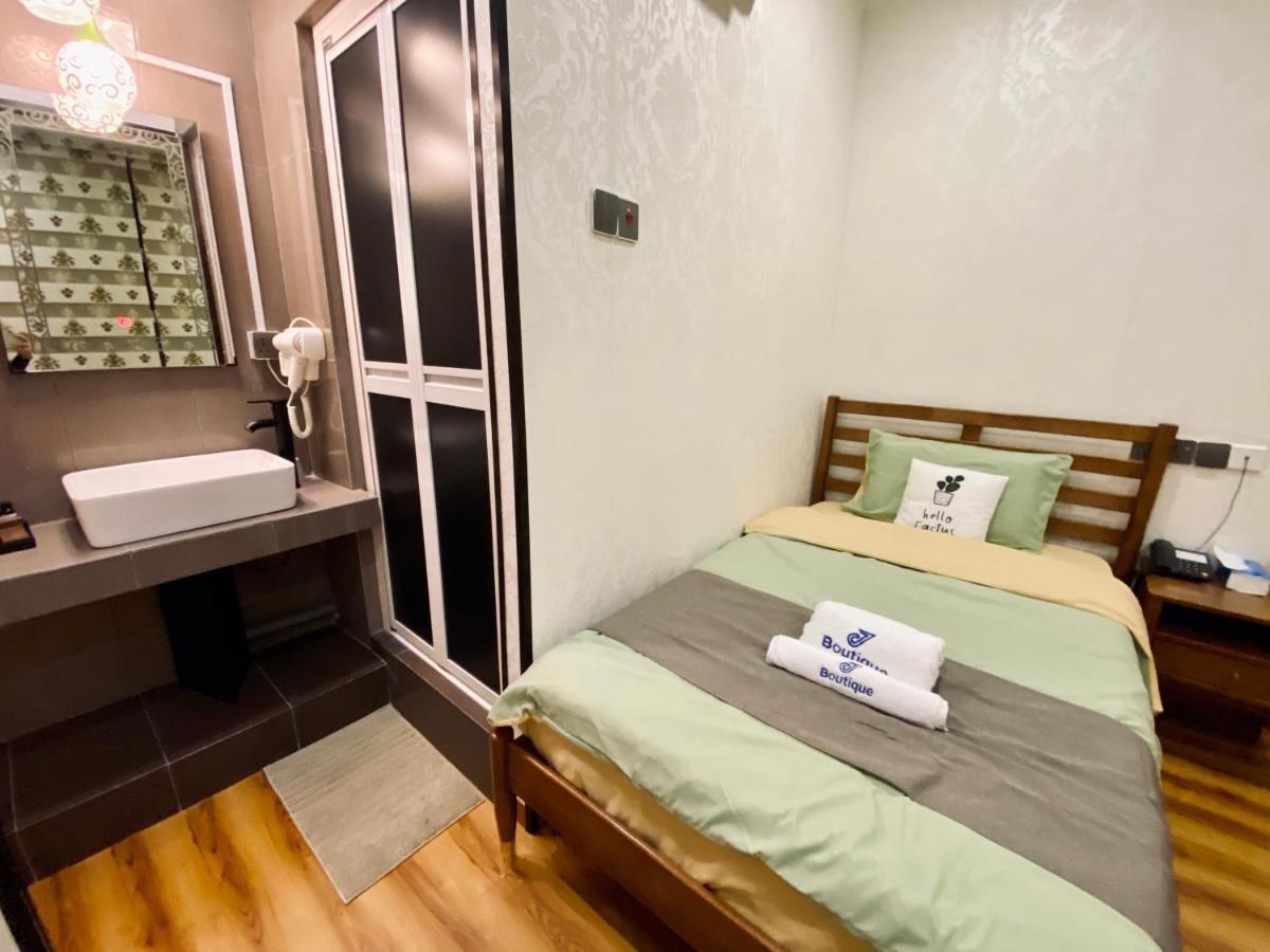 J Boutique Hotel 新张优惠 Muar Ngoại thất bức ảnh